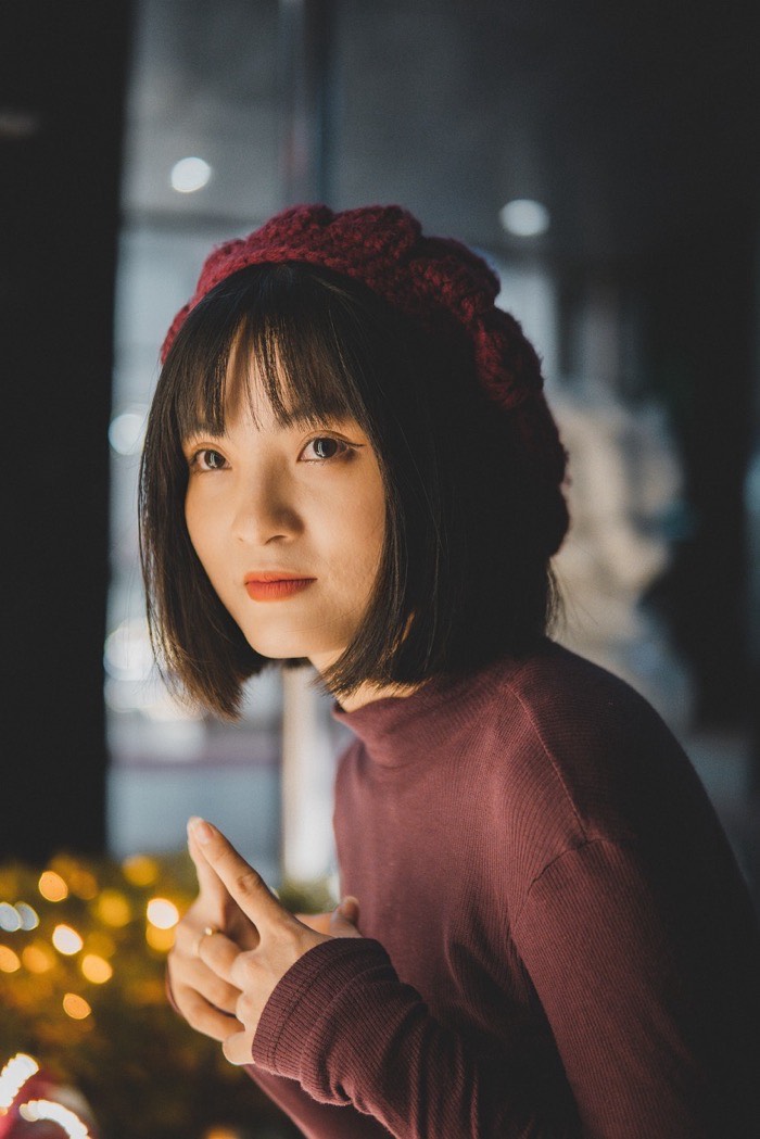 夜の暖かな灯りの中、物思いにふける女性のポートレート